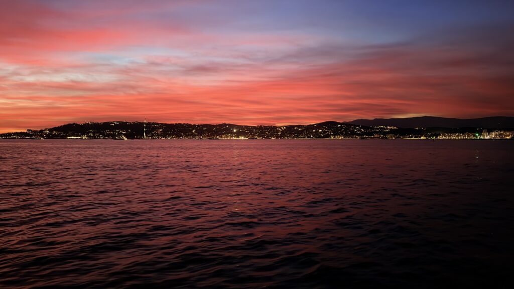 Coucher de soleil rouge sur la Méditerranée et la Côte d’Azur
